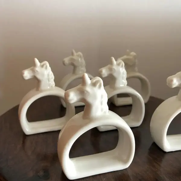 Foto de um(a) Antigo Conjunto 6 Porta Guardanapos Unicórnios Porcelana, da categoria de Anel para guardanapo. Conjunto com 6 lindos e decorativos porta guardanapos em porcelana, formato unicórnio. Impecáveis.Medida: 7x6cm. Mostrado de uma perspectiva diferente. Vendido no marketplace Trésors.