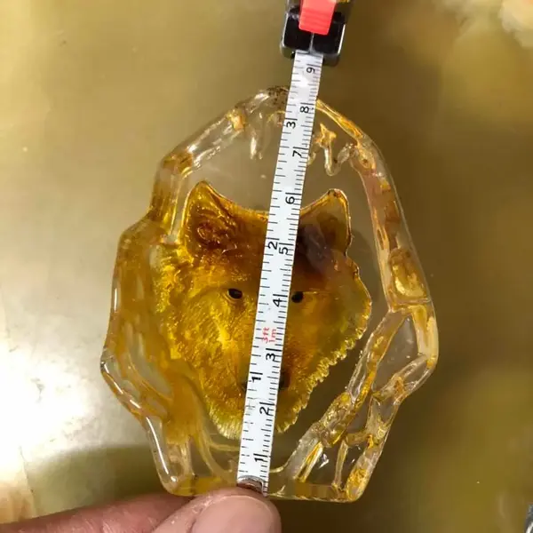 Foto de um(a) Linda Escultura Peso De Papel Em Cristal Com Figura De Lobo, da categoria de Pesos de papel. Escultura peso de papel em cristal com figura de lobo. Peça muito decorativa, esculpida à mão. Mede aprox 9 x 7cm. Mostrado de uma perspectiva diferente. Vendido no marketplace Trésors.