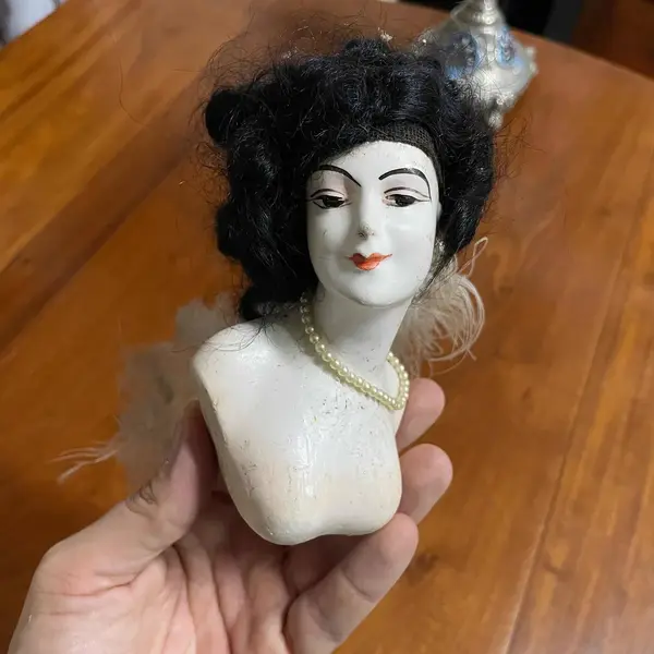 Foto de um(a) Antiga Boneca Escultura Busto Austríaco Mariquita Art Deco, da categoria de Escultura. Antiga rara escultura artística busto de mariquita, moldado à mão. Peça austríaca. Com selo de autenticidade. Art Deco.... Mostrado de uma perspectiva diferente. Vendido no marketplace Trésors.
