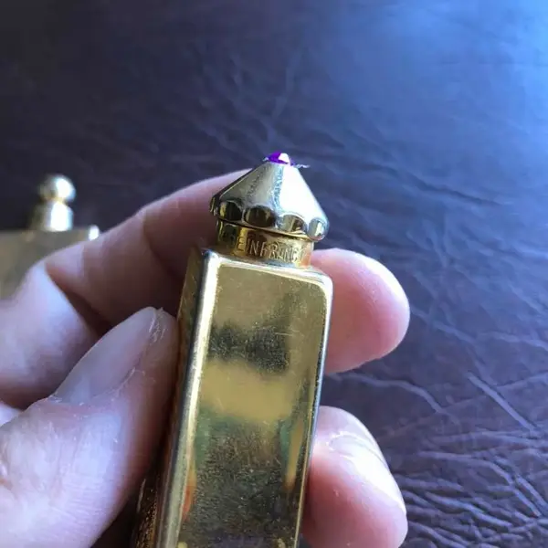 Foto de um(a) Antigo Par De Perfumeiros De Viagem Em Metal Dourado Fenced, da categoria de Perfumeiros. Item de colecionador. Mostrado de uma perspectiva diferente. Vendido no marketplace Trésors.
