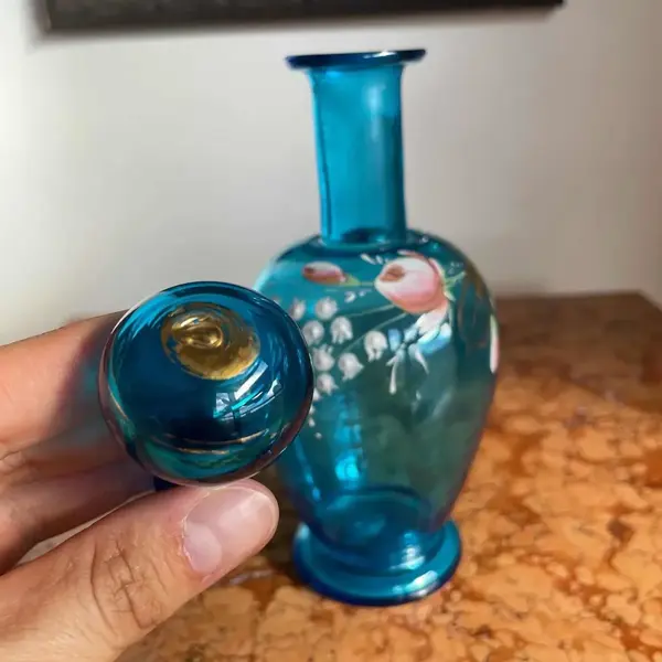 Foto de um(a) Antigo Perfumeiro Frasco Garrafa Vidro Murano Veneziano, da categoria de Garrafas. Antiga garrafinha em vidro artístico veneziano soufflé gomado, pintada à mão. Meados do século XX. Altura 21cm. Mostrado de uma perspectiva diferente. Vendido no marketplace Trésors.