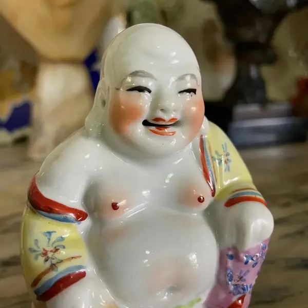 Foto de um(a) Antiga Pequena Escultura De Buda Oriental Porcelana Japonesa, da categoria de Escultura. Antiga e pequena escultura de Buda em porcelana oriental japonesa pintada à mão. Medidas 9x8cm. Mostrado de uma perspectiva diferente. Vendido no marketplace Trésors.