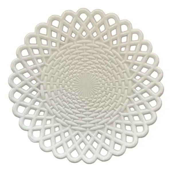 Foto de um(a) Antigo Prato Bowl Decorativo Em Opalina Francesa Branca, da categoria de Centro de mesa. Antigo prato decorativo em opalina francesa branca. Borda fenestrada. Linda peça para compor a decoração. Marca da... Vendido no marketplace Trésors.
