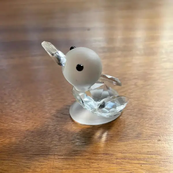 Foto de um(a) Preciosa Glass Pequena Escultura Bibelô Enfeite Pato Cristal, da categoria de Escultura. Peça legítima. Esculpida à mãomede aprox 3cm. Mostrado de uma perspectiva diferente. Vendido no marketplace Trésors.
