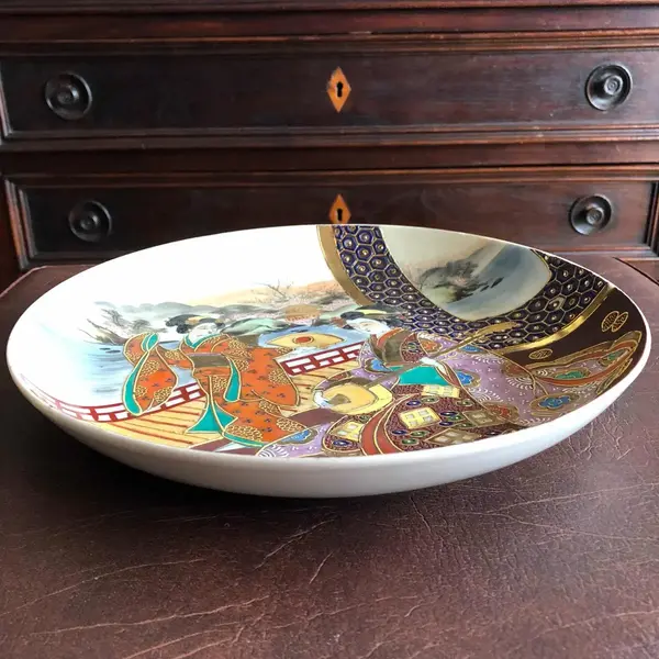 Foto de um(a) Antigo Prato Medalhão Oriental Porcelana Satsuma Século XX, da categoria de Pratos Decorativos. Antigo e grande prato/medalhão oriental em porcelana satsuma imperial, ricamente pintado à mão, em alto relevo, com... Mostrado de uma perspectiva diferente. Vendido no marketplace Trésors.