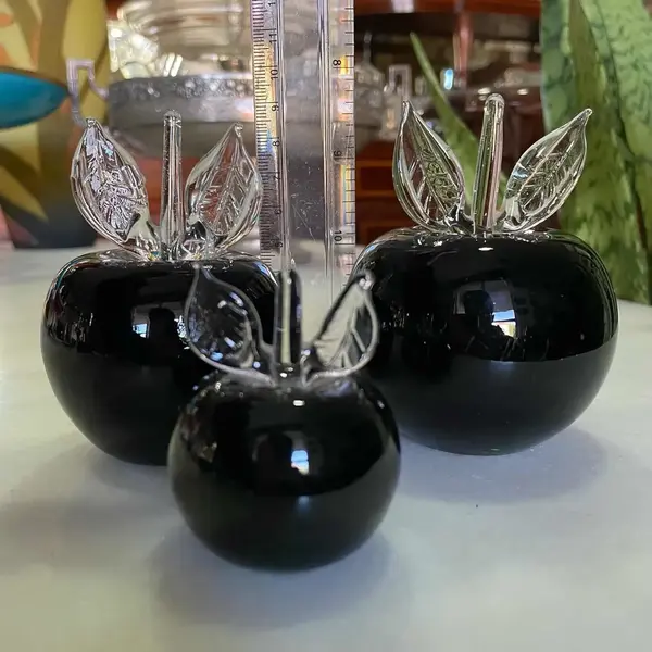 Foto de um(a) Antigo Trio Esculturas De Maçã Peso De Papel Murano Italiano, da categoria de Pesos de papel. Antigo trio de esculturas de maçã, pesos de papel em murano Italiano, muito decorativas e feitas à mão. Medidas aproximadas... Mostrado de uma perspectiva diferente. Vendido no marketplace Trésors.