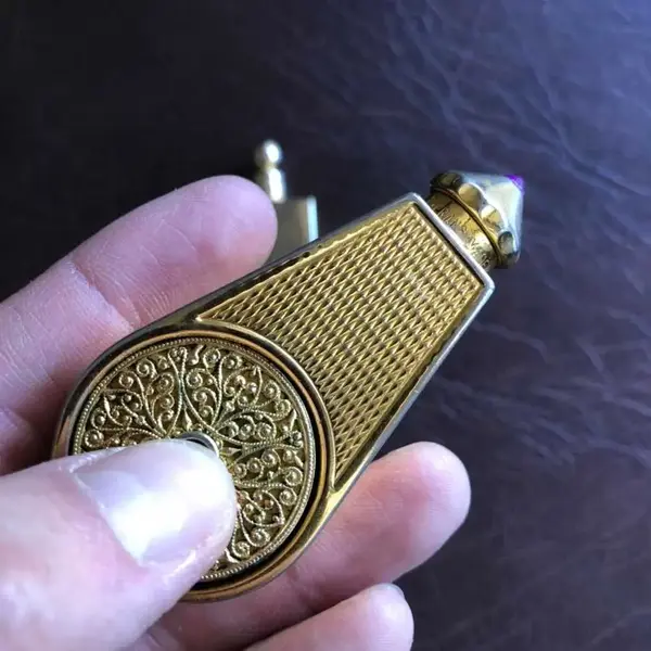 Foto de um(a) Antigo Par De Perfumeiros De Viagem Em Metal Dourado Fenced, da categoria de Perfumeiros. Item de colecionador. Mostrado de uma perspectiva diferente. Vendido no marketplace Trésors.