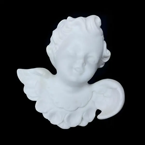 Foto de um(a) Antiga Escultura De Parede Anjo Em Biscuit Francês Branco, da categoria de Objetos de parede esculturais. Antiga escultura anjinho de parede em biscuit francês, peça artística feita e moldada à mão. Medidas 12x13cm. Mostrado de uma perspectiva diferente. Vendido no marketplace Trésors.