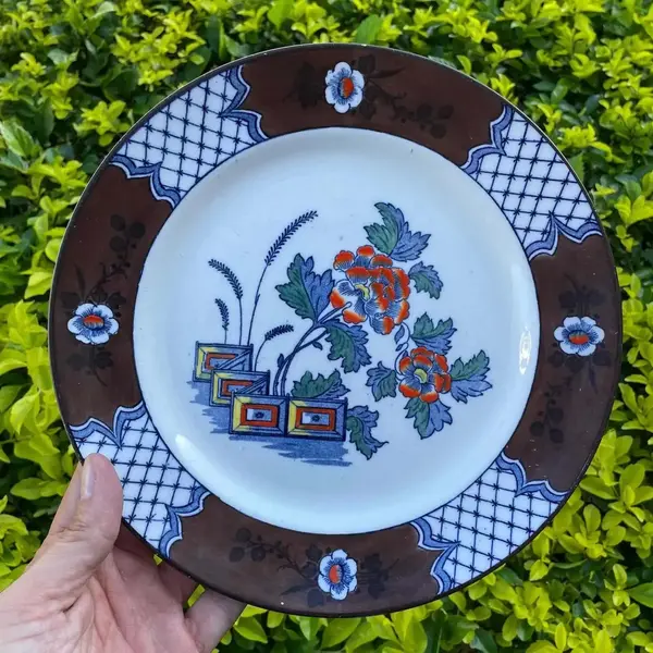 Foto de um(a) Antigo Prato Decorativo De Parede Porcelana Inglesa Delft, da categoria de Pratos Decorativos. Delft Bisto - England. Antigo prato decorativo em porcelana artística inglesa. Lindas cores e decoração floral. Meados do... Mostrado de uma perspectiva diferente. Vendido no marketplace Trésors.