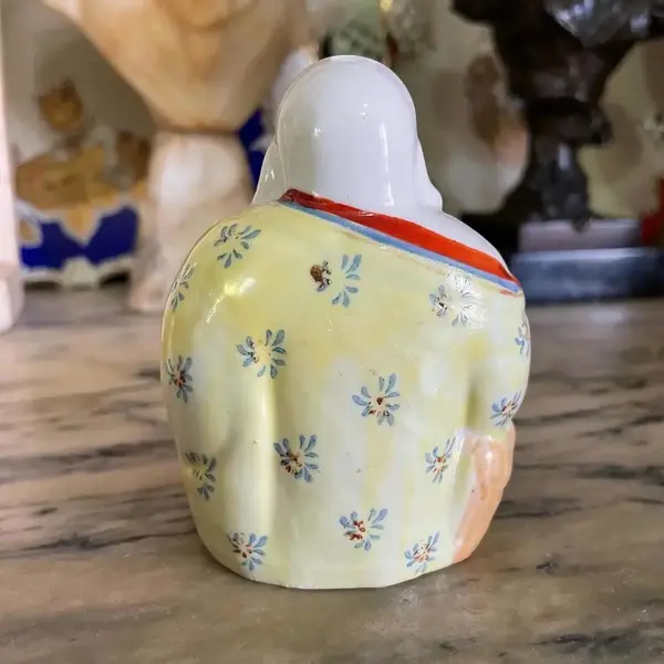 Foto de um(a) Antiga Pequena Escultura De Buda Oriental Porcelana Japonesa, da categoria de Escultura. Antiga e pequena escultura de Buda em porcelana oriental japonesa pintada à mão. Medidas 9x8cm. Mostrado de uma perspectiva diferente. Vendido no marketplace Trésors.