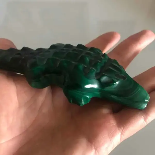Foto de um(a) Antiga Escultura De Jacaré Legítima Pedra Malaquita, da categoria de Modelos e estatuetas. Antiga escultura esculpida à mão em legítima pedra malaquita. Pequeno restauro no rabo, como da pra ver na última foto, não... Mostrado de uma perspectiva diferente. Vendido no marketplace Trésors.