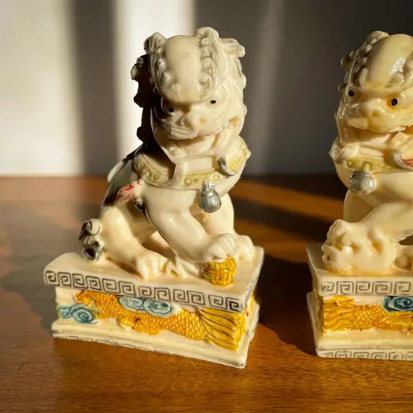 Foto de um(a) Antiga Rara Escultura Oriental Chinesa Casal De Cães Fó, da categoria de Escultura. ~ Os guardiões ~Antigo e diferente casal de Cães de Fó, moldados e pintados à mão. Para quem não sabe O Cão de Fó têm a... Mostrado de uma perspectiva diferente. Vendido no marketplace Trésors.