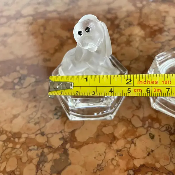Foto de um(a) Antigo Par De Pequenas Esculturas Animais Cristal Italiano, da categoria de Escultura. Peças feitas à mão. Medem aproximadamente 7 x 5cm cada. Mostrado de uma perspectiva diferente. Vendido no marketplace Trésors.