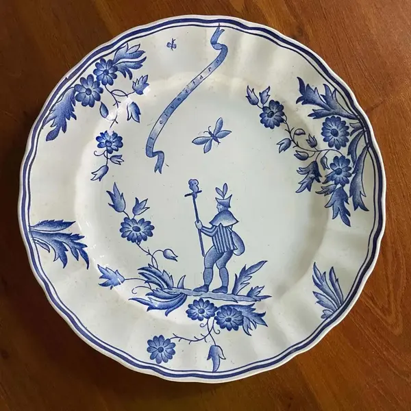 Foto de um(a) Antigo Prato Decorativo Cerâmica Italiana Richard Ginori, da categoria de Pratos Decorativos. Richard Ginori. Antigo prato decorativo em cerâmica artística italiana. Peça feita e pintada à mão. Diâmetro 24cm. Mostrado de uma perspectiva diferente. Vendido no marketplace Trésors.