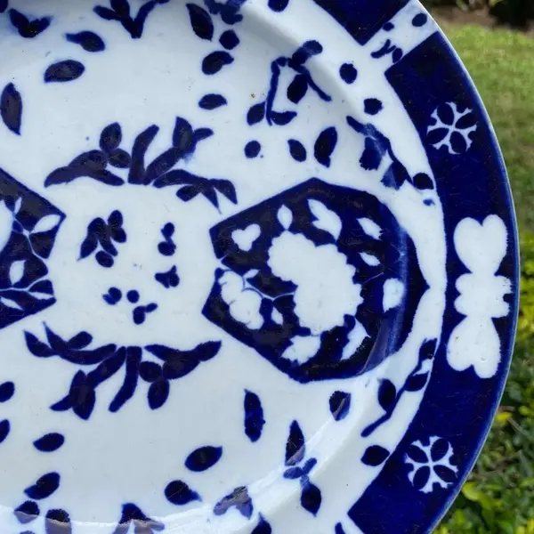 Foto de um(a) Antigo Prato Porcelana Inglesa Borrão Azul E Branco Derby, da categoria de Pratos Decorativos. Derby Porcelain. Antigo e lindo prato em porcelana inglesa azul borrão. A manufatura Derby começou a sua produção na segunda... Mostrado de uma perspectiva diferente. Vendido no marketplace Trésors.