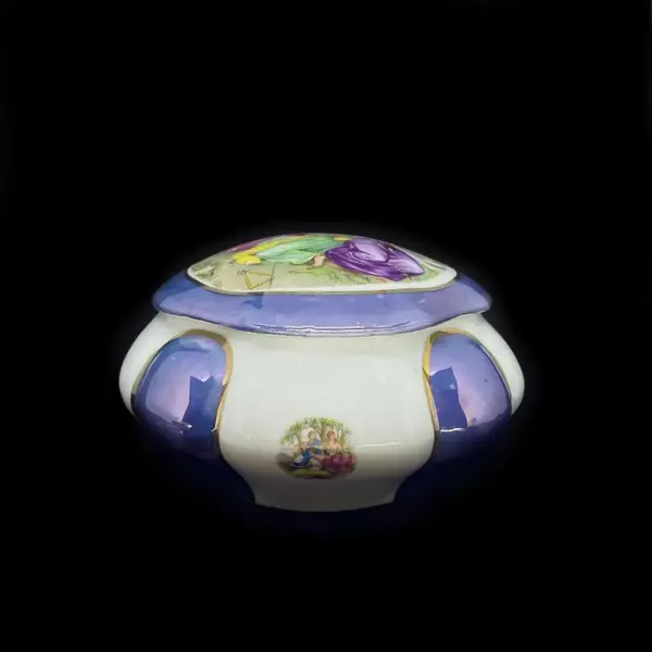 Foto de um(a) Antiga Grande Caixa Decorativa Porta Jóias Porcelana Bohemia, da categoria de Porta-Jóias. ARS Bohemia - Skakmary. Antiga e grande caixa decorativa, porta jóias em porcelana artística, decoração com lindas cenas... Mostrado de uma perspectiva diferente. Vendido no marketplace Trésors.