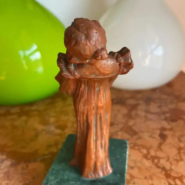 Foto de um(a) Antiga Rara Escultura Pétit Bronze Art Nouveau Porta Relógio, da categoria de Escultura. Antiga e rara escultura artística porta relógio de bolso em pétit bronze francês representando jovem dama típica do período... Mostrado de uma perspectiva diferente. Vendido no marketplace Trésors.