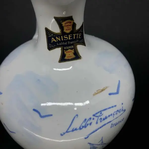 Foto de um(a) Antiga Rara Garrafa De Licor Porcelana Francesa Azul Branco, da categoria de Garrafas. Antiga garrafa em porcelana francesa, clássica na cor azul e branco, belíssima decoração naval pintada à mão. Super... Mostrado de uma perspectiva diferente. Vendido no marketplace Trésors.