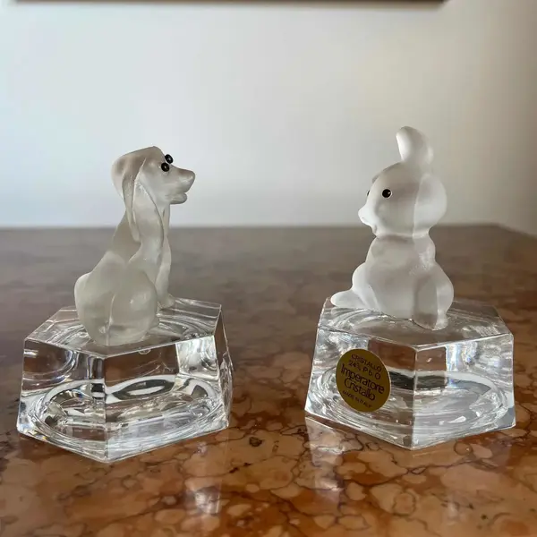 Foto de um(a) Antigo Par De Pequenas Esculturas Animais Cristal Italiano, da categoria de Escultura. Peças feitas à mão. Medem aproximadamente 7 x 5cm cada. Mostrado de uma perspectiva diferente. Vendido no marketplace Trésors.