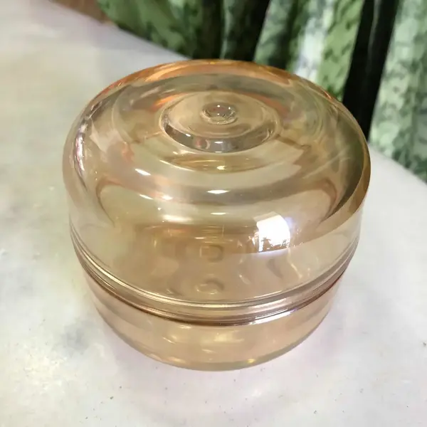 Foto de um(a) Antiga Caixa Porta Jóias Em Vidro Fogo Carnival Glass, da categoria de Cestos e Caixas. Caixa porta jóias em vidro fogo Carnival Glass.Altura 8cm Diâmetro 9cm. Mostrado de uma perspectiva diferente. Vendido no marketplace Trésors.