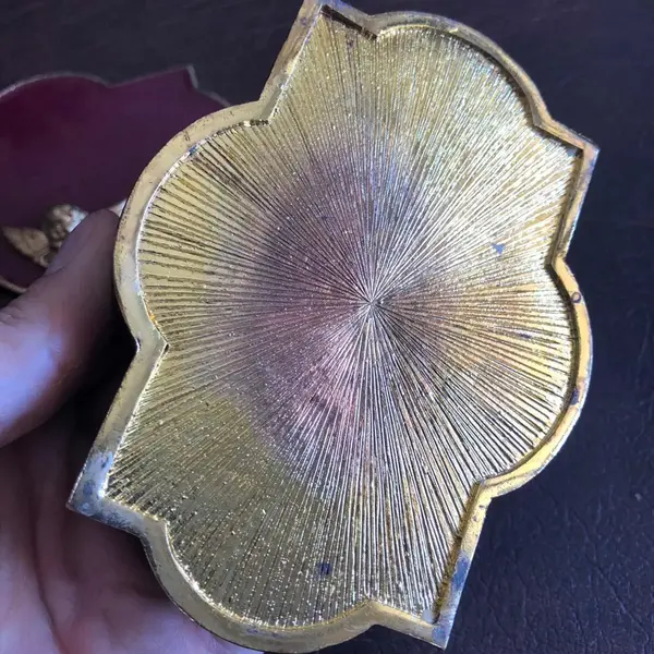 Foto de um(a) Antiga Caixa Porta Joias Art Deco Anjo Em Bronze Esmaltado, da categoria de Porta-Jóias. França. Medindo 12x10cm. Mostrado de uma perspectiva diferente. Vendido no marketplace Trésors.