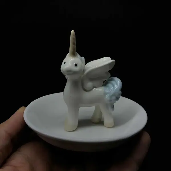 Foto de um(a) Antiga Pequena Escultura Porta Anéis Unicórnio Em Porcelana, da categoria de Porta-Jóias. Porta Anéis Unicórnio Em Porcelana. Porcelana ao gosto LladróMedidas 9x10cm. Mostrado de uma perspectiva diferente. Vendido no marketplace Trésors.