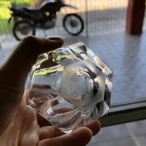 Foto de um(a) Antigo Frasco Perfumeiro Art Deco Em Cristal Suíço Orrefors, da categoria de Perfumeiros. Antigo e imponente perfumeiro lapidado à mão, lapidação dedão, legítimo cristal suíço orrefors, período Art Deco. Década de... Mostrado de uma perspectiva diferente. Vendido no marketplace Trésors.