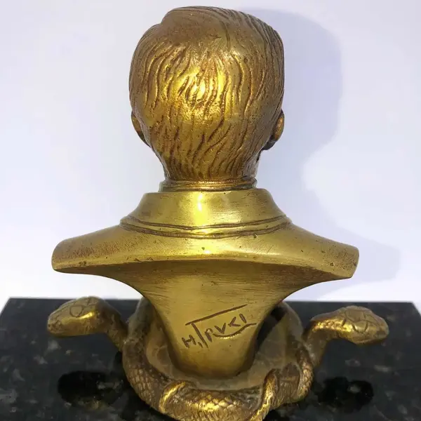 Foto de um(a) Antiga Escultura Busto Do Louis Pasteur Em Bronze Francês, da categoria de Escultura. Antigo busto do cientista Louis Pasteur, em bronze francês com base em mármore. Peça assinada pelo artista. Meados do século... Mostrado de uma perspectiva diferente. Vendido no marketplace Trésors.