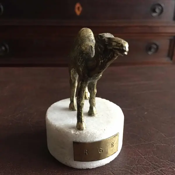 Foto de um(a) Antiga Escultura Assinada Camelo Em Bronze, Base Em Mármore, da categoria de Escultura. Medindo 10x10cmPeça assinada. Mostrado de uma perspectiva diferente. Vendido no marketplace Trésors.