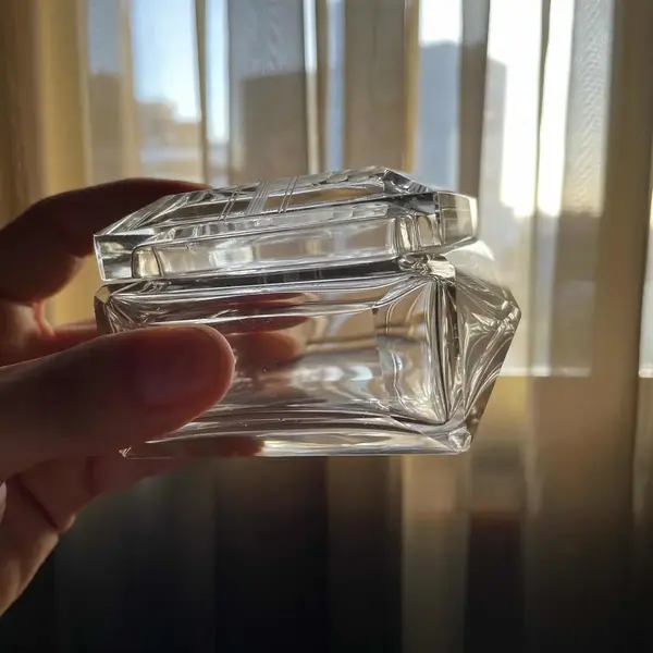 Foto de um(a) Antigo Conjunto Toucador Perfumeiros Cristal Francês A Deco, da categoria de Perfumeiros. Antigo e finíssimo conjunto de toucador para toilette composto por dois perfumeiros, uma caixa pozeira/porta jóias e uma... Mostrado de uma perspectiva diferente. Vendido no marketplace Trésors.