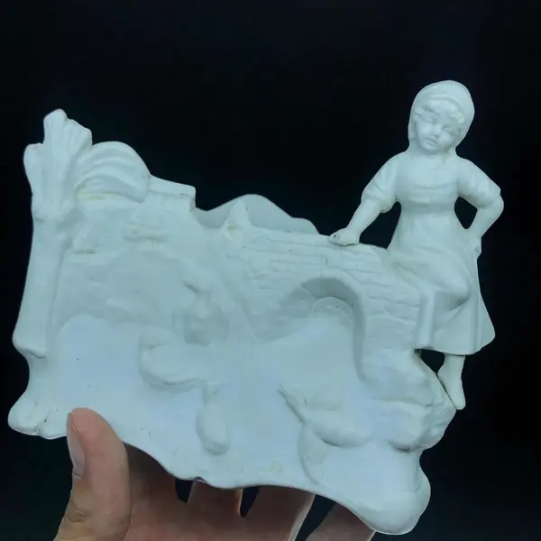 Foto de um(a) Antiga Escultura Floreira Bloco Escultórico Biscuit Francês, da categoria de Escultura. Antiga e delicada floreira em biscuit francês, decorada com lindas “cenas da fazenda” camponesa com patos. Início do século... Mostrado de uma perspectiva diferente. Vendido no marketplace Trésors.