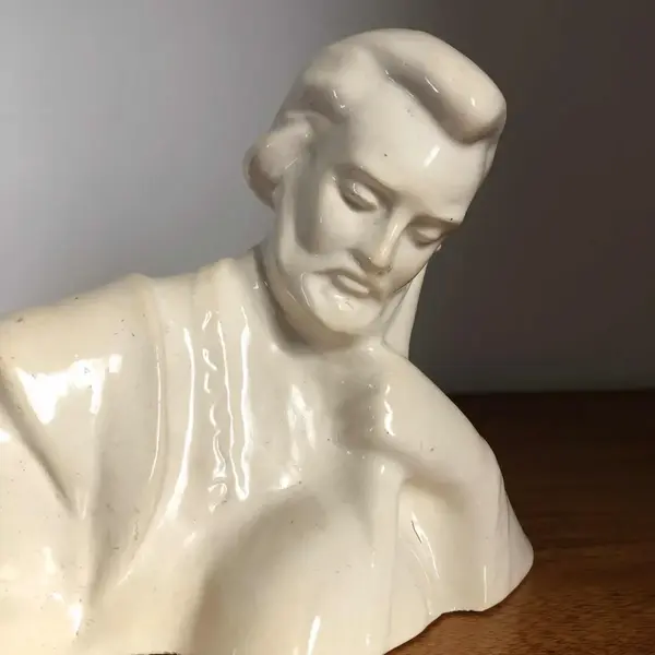 Foto de um(a) Antiga Escultura Busto Homem Músico Em Porcelana Art Deco, da categoria de Escultura. Antiga escultura bloco escultórico artístico do períodoArt Deco, representando busto de música em porcelana europeia. Peça... Mostrado de uma perspectiva diferente. Vendido no marketplace Trésors.