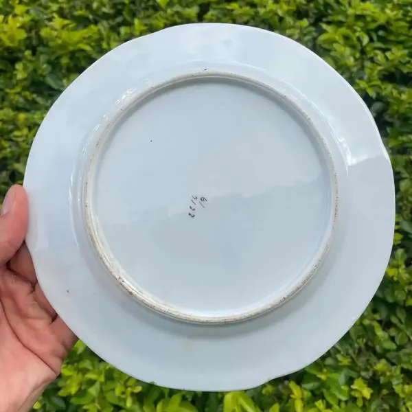Foto de um(a) Antigo Prato Decorativo Porcelana Alemã Com Alces, da categoria de Pratos Decorativos. Antigo prato decorativo em porcelana artística alemã, decoração com alces e filetes de ouro. Diâmetro 21cm. Mostrado de uma perspectiva diferente. Vendido no marketplace Trésors.