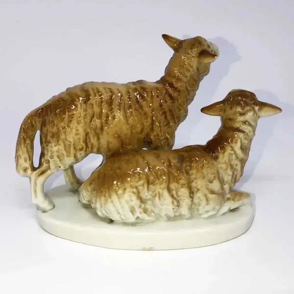 Foto de um(a) Antigo Bloco Escultórico Escultura Ovelhas Porcelana Alemã, da categoria de Escultura. Antigo e delicado bloco escultórico em porcelana alemã, representando casal de ovelhas, com muita riqueza de detalhes.... Mostrado de uma perspectiva diferente. Vendido no marketplace Trésors.