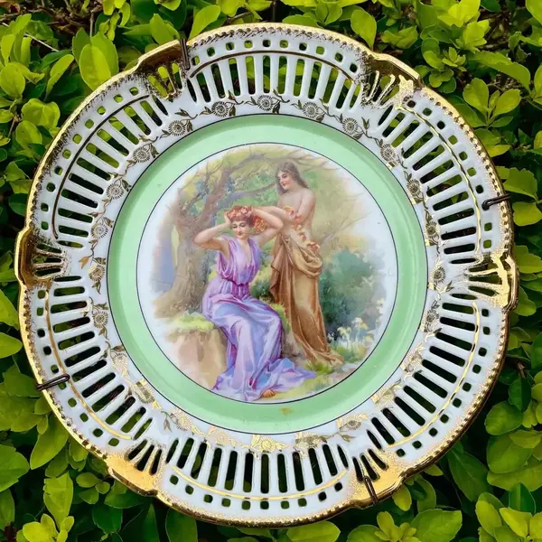 Foto de um(a) Antigo Raro Prato Decorativo Em Porcelana Alemã Fenestrado, da categoria de Pratos Decorativos. Bavaria - Germany. Antigo prato decorativo em porcelana artística alemã, borda fenestrada e linda decoração com cena de... Mostrado de uma perspectiva diferente. Vendido no marketplace Trésors.