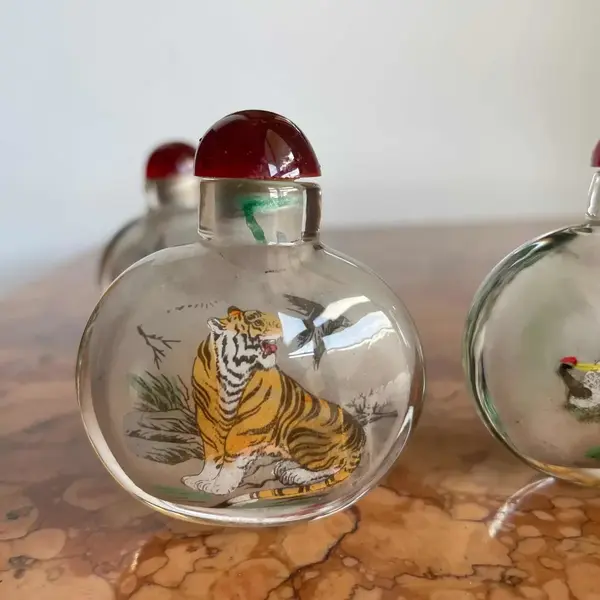 Foto de um(a) Antigos Perfumeiros Snuff Bottle Oriental Pintados À Mão, da categoria de Perfumeiros. Snuff Bottle, antigos frascos/perfumeiros orientais delicadamente pintados à mão, cada lado da peça tem uma decoração... Mostrado de uma perspectiva diferente. Vendido no marketplace Trésors.