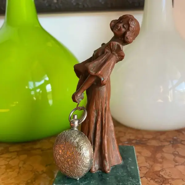 Foto de um(a) Antiga Rara Escultura Pétit Bronze Art Nouveau Porta Relógio, da categoria de Escultura. Antiga e rara escultura artística porta relógio de bolso em pétit bronze francês representando jovem dama típica do período... Mostrado de uma perspectiva diferente. Vendido no marketplace Trésors.