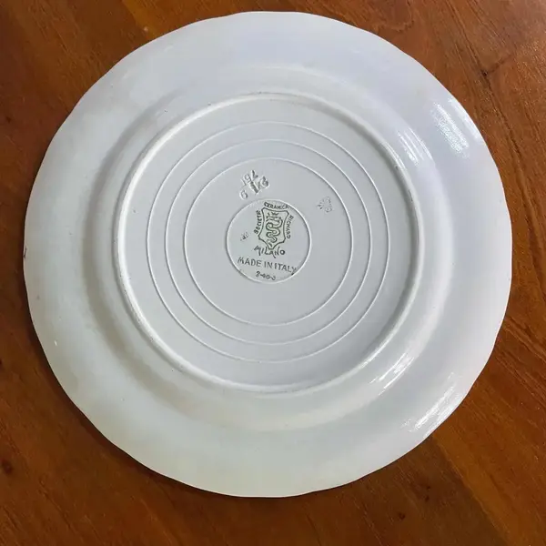 Foto de um(a) Antigo Prato Decorativo Cerâmica Italiana Richard Ginori, da categoria de Pratos Decorativos. Richard Ginori. Antigo prato decorativo em cerâmica artística italiana. Peça feita e pintada à mão. Diâmetro 24cm. Mostrado de uma perspectiva diferente. Vendido no marketplace Trésors.
