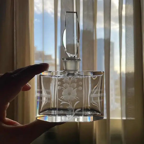 Foto de um(a) Antigo Conjunto Toucador Perfumeiros Cristal Francês A Deco, da categoria de Perfumeiros. Antigo e finíssimo conjunto de toucador para toilette composto por dois perfumeiros, uma caixa pozeira/porta jóias e uma... Mostrado de uma perspectiva diferente. Vendido no marketplace Trésors.