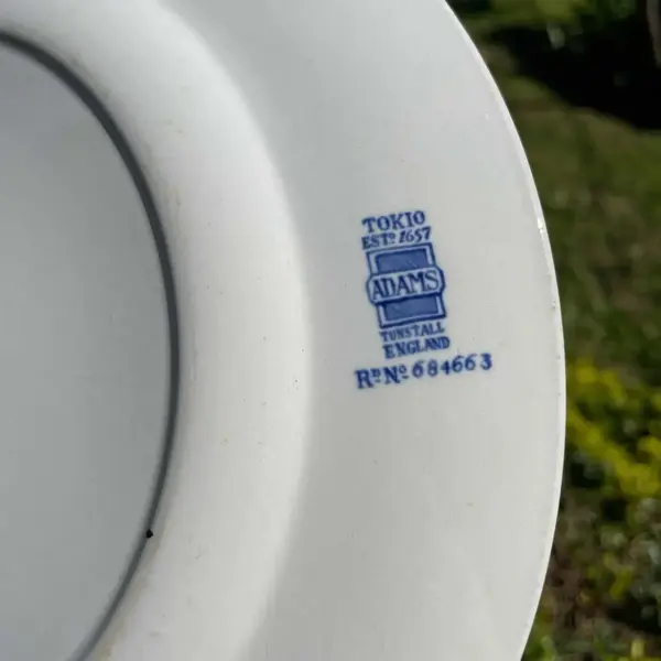 Foto de um(a) Antigo Prato Porcelana Inglesa Azul E Branco Adams Tunstall, da categoria de Pratos Decorativos. Adams Tunstall - England. Modelo Tokio. Antigo prato em porcelana artística inglesa, belíssima decoração oriental com... Mostrado de uma perspectiva diferente. Vendido no marketplace Trésors.