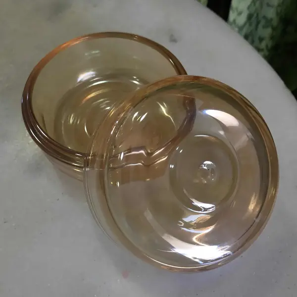 Foto de um(a) Antiga Caixa Porta Jóias Em Vidro Fogo Carnival Glass, da categoria de Cestos e Caixas. Caixa porta jóias em vidro fogo Carnival Glass.Altura 8cm Diâmetro 9cm. Mostrado de uma perspectiva diferente. Vendido no marketplace Trésors.
