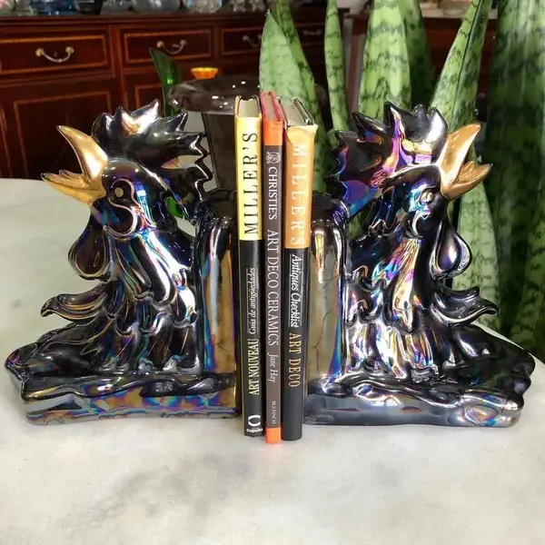 Foto de um(a) Antigo Cerra Livros Escultura De Galo Porcelana Art Deco, da categoria de Apoio para livros. Antigo e grande cerra livros em porcelana artística com figuras de galos, ricamente pintados à mão, e filetes em ouro.... Mostrado de uma perspectiva diferente. Vendido no marketplace Trésors.