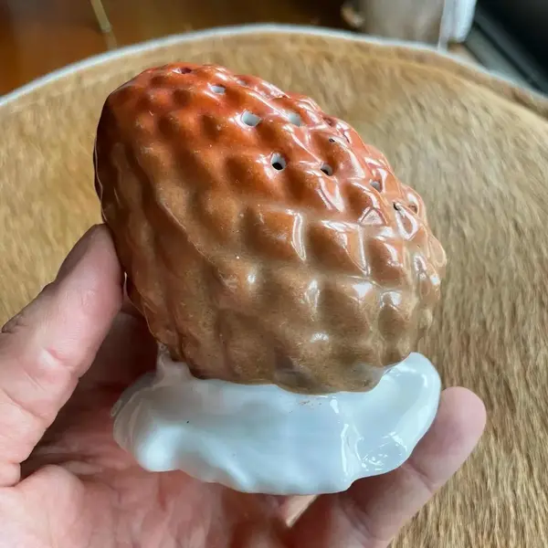 Foto de um(a) Antigo Raro Paliteiro De Coleção Em Majólica Alemã, da categoria de Paliteiros. Antigo paliteiro artístico em majólica/porcelana alemã. Muito decorativo e colecionável. Início do século XX.Medidas 9x9cm. Mostrado de uma perspectiva diferente. Vendido no marketplace Trésors.