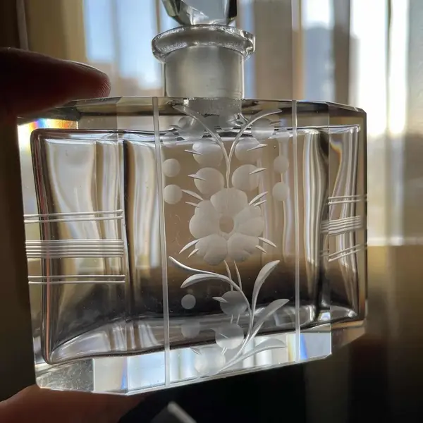 Foto de um(a) Antigo Conjunto Toucador Perfumeiros Cristal Francês A Deco, da categoria de Perfumeiros. Antigo e finíssimo conjunto de toucador para toilette composto por dois perfumeiros, uma caixa pozeira/porta jóias e uma... Mostrado de uma perspectiva diferente. Vendido no marketplace Trésors.