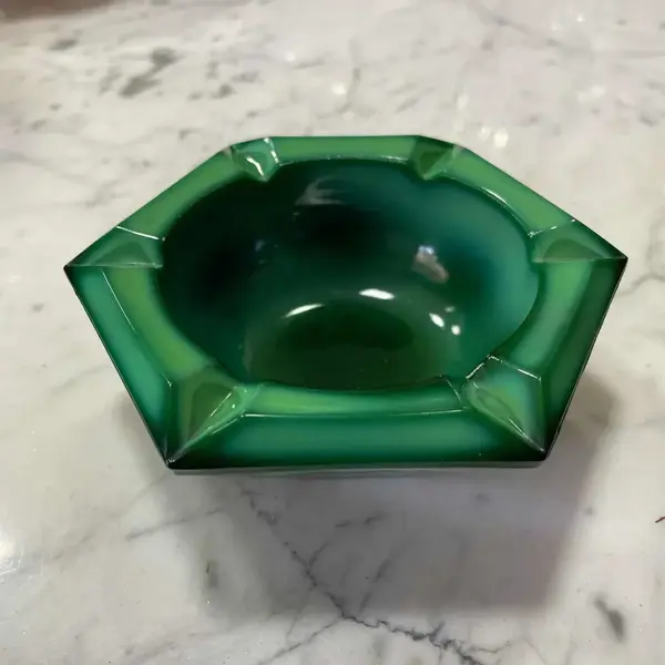 Foto de um(a) Antigo Cinzeiro Tcheco Art Deco Vidro Jade Malaquita Glass, da categoria de Cinzeiros. Malachite Glass. Ingrid Glass by Heinrich Hoffmann. Antigo e charmoso cinzeiro em vidro artístico de malaquita, ou como... Mostrado de uma perspectiva diferente. Vendido no marketplace Trésors.