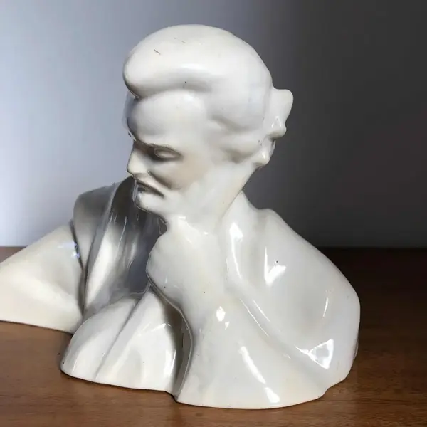 Foto de um(a) Antiga Escultura Busto Homem Músico Em Porcelana Art Deco, da categoria de Escultura. Antiga escultura bloco escultórico artístico do períodoArt Deco, representando busto de música em porcelana europeia. Peça... Mostrado de uma perspectiva diferente. Vendido no marketplace Trésors.