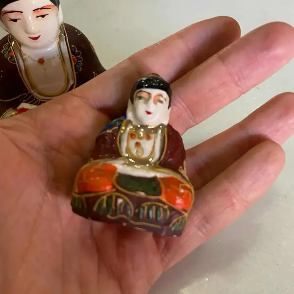 Foto de um(a) Antigo Par Esculturas Budas Satsuma Porcelana Japonesa, da categoria de Escultura. Satsuma. Antigas e pequenas esculturas artísticas em porcelana artística japonesa, ricamente pintados à mão. Século... Mostrado de uma perspectiva diferente. Vendido no marketplace Trésors.