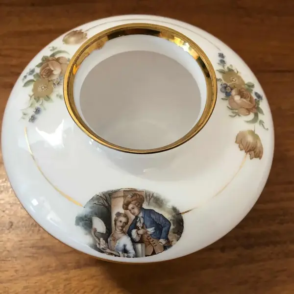 Foto de um(a) Antigo Vasinho Bojudo Opalina Vidro Leitoso Cena Galante, da categoria de Vasos. Delicado e decorativo vasinho bojudo em opalina milk glass (vidro leitoso) com decoração de flores e medalhão central com... Mostrado de uma perspectiva diferente. Vendido no marketplace Trésors.