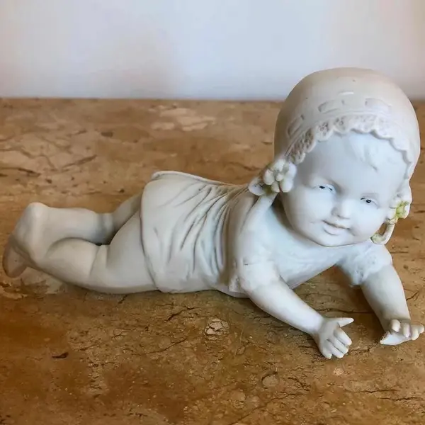 Foto de um(a) Antiga Escultura Bibelô Bebê Engatinhando Biscuit Alemão, da categoria de Escultura. Germany - Depose. Antigo bibelô feito a mão em Biscuit alemão, representando bebê engatinhando. Peça muito decorativa e... Mostrado de uma perspectiva diferente. Vendido no marketplace Trésors.
