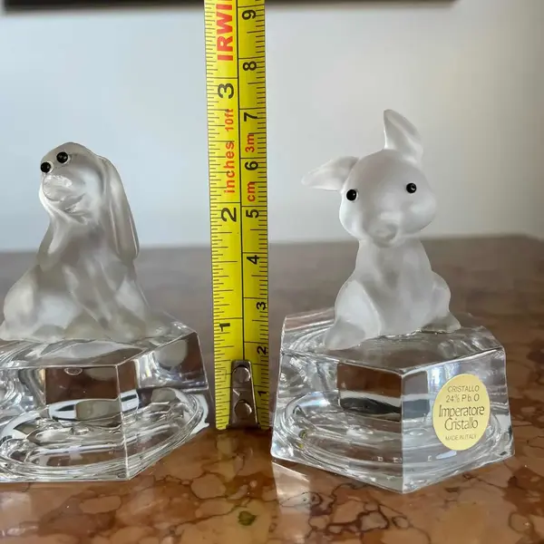 Foto de um(a) Antigo Par De Pequenas Esculturas Animais Cristal Italiano, da categoria de Escultura. Peças feitas à mão. Medem aproximadamente 7 x 5cm cada. Mostrado de uma perspectiva diferente. Vendido no marketplace Trésors.